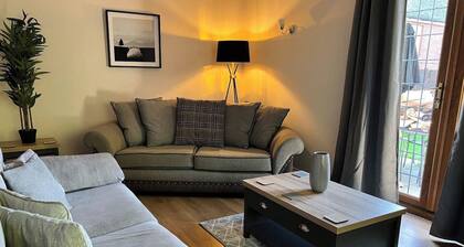 2-Bed House - Sleeps 6 - Garden, Parking, Wifi