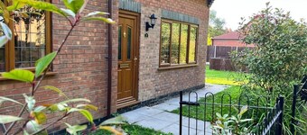 2-Bed House - Sleeps 6 - Garden, Parking, Wifi