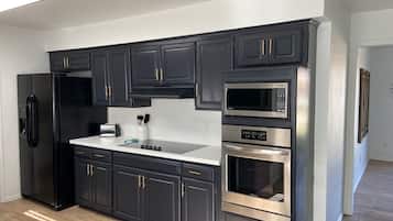 Køleskab, mikrobølgeovn, ovn, kogeplade