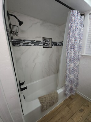 Dusche, Haartrockner, Handtücher, Toilettenpapier
