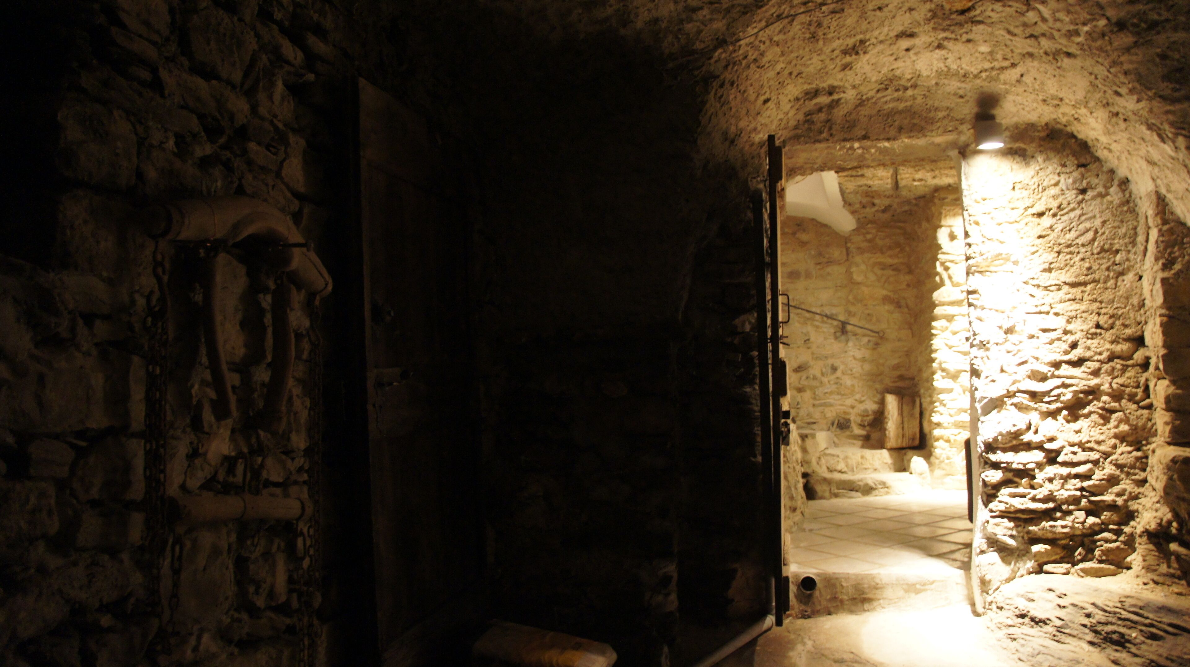 Regadera, secadora de cabello, toallas, jabón 