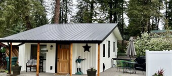 Adorable Harbor Island Hideaway