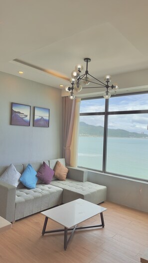 Executive Apartment | Living area | 42-inch flat-screen TV with digital channels, TV, Netflix