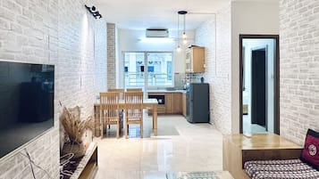 Basic apartman | 3 hálószoba, egyedi dekoráció, egyedi berendezés és íróasztal