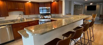 North Wildwood single family house with deck and relaxing porch!
