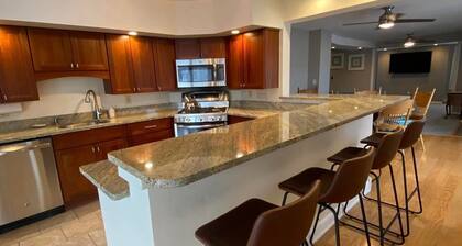 North Wildwood single family house with deck and relaxing porch!