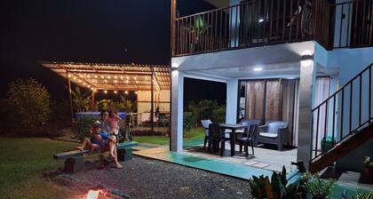 Refugio rural en finca privada con jacuzzi, piscina y vista al Volcán Arenal