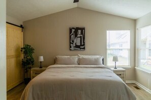 3 bedrooms, iron/ironing board, WiFi, bed sheets