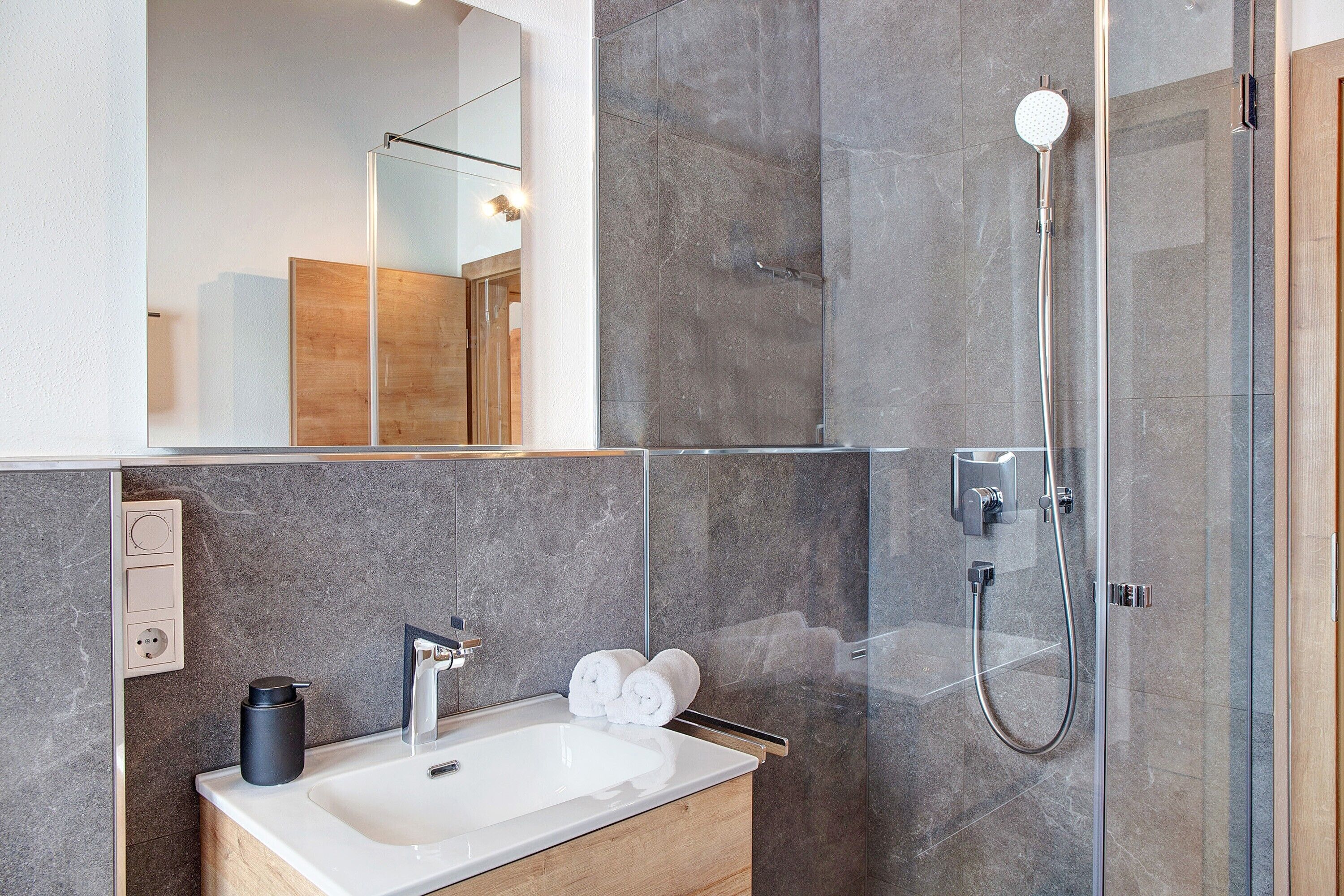 Shower, hair dryer, towels