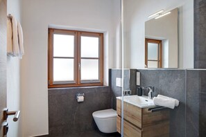 Shower, hair dryer, towels - Apartment "Gletschernelke" with Mountain View, Balcony & Wi-Fi (Grainau)