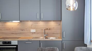 Fridge, oven, stovetop, dishwasher