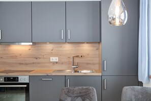 Frigorifero, forno, piano cottura, lavastoviglie