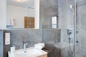 Dusche, Haartrockner, Handtücher