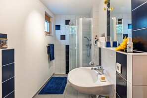 Douche, sèche-cheveux, serviettes fournies