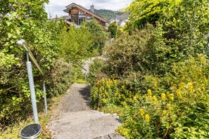 المنطقة المحيطة بالمنشأة