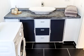 Badekar, hårføner og håndklær