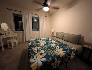2 bedrooms, desk, iron/ironing board, free WiFi - GREAT OCEANVIEW, Close to beach & Ali'i Drive. Central to everything in Kona ! (Kailua-Kona)
