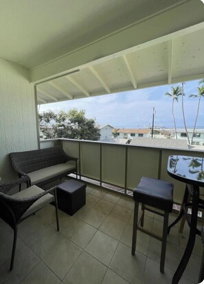 Property grounds - GREAT OCEANVIEW, Close to beach & Ali'i Drive. Central to everything in Kona ! (Kailua-Kona)