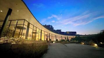 Depan hartanah - siang/malam