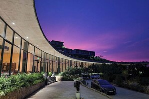 Vista frontal de la propiedad por la tarde o noche