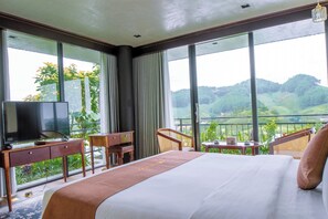 Bungalow - balkon | 1 soveværelse, pengeskab på værelset, skrivebord