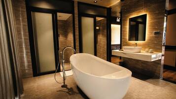 Bungalow, Bathtub | Bathroom | Shower, hydromassage showerhead, free toiletries, hair dryer