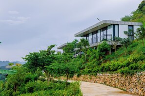 Vista frontal de la propiedad