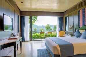 1 sovrum, värdeförvaringsskåp på rummet och skrivbord