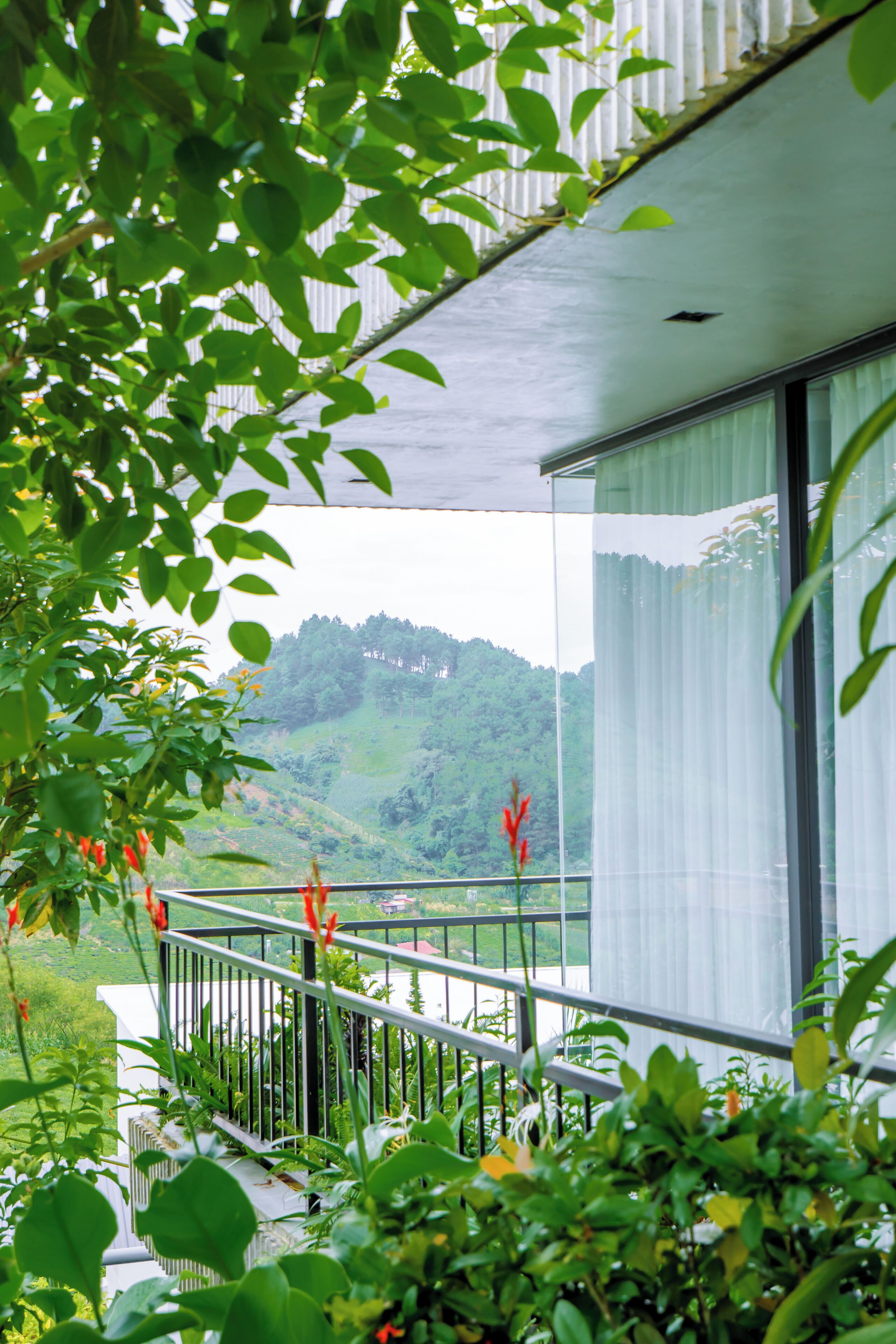 1 غرفة نوم وخزنة داخل الغرفة ومكتب ومساحة عمل للكمبيوتر المحمول