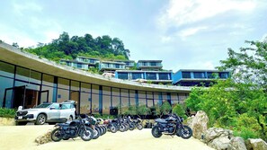 Vista frontal de la propiedad