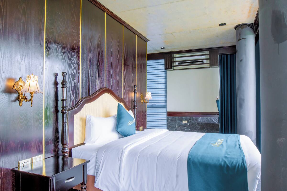 Family Room, Balcony, Mountain View | 1 bedroom, in-room safe, desk, laptop workspace