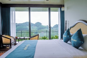 Bangalô premier, 2 quartos, sacada, vista para a montanha | 1 quarto, cofres nos quartos, escrivaninha