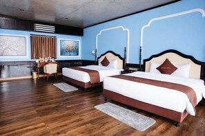 Habitación Grand, balcón | 1 dormitorio, caja fuerte, escritorio