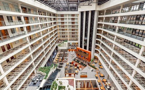 Chic hotel suite with WiFi, fitness room in vibrant Washington