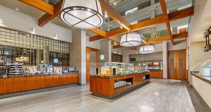 Chic hotel suite with WiFi, fitness room in vibrant Washington