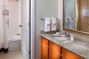 Combined shower/tub, hair dryer, towels