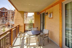 Outdoor dining - Abode at First Dawn, ski-in/ski-out, hot tub, sauna, resort access (Park City)