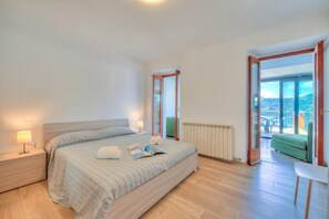 1 bedroom, free WiFi, bed sheets - Red House Terrace Private Beach, Baveno, Italy (Baveno)