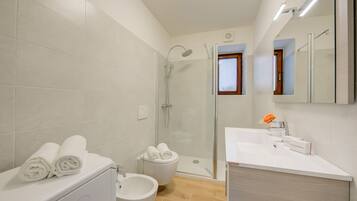 Doccia, asciugacapelli, bidet, asciugamani