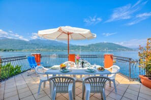 Outdoor dining - Red House Terrace Private Beach, Baveno, Italy (Baveno)