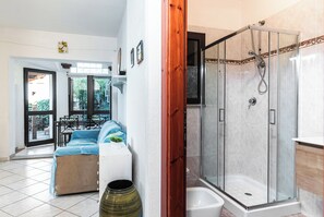 Douche, bidet, serviettes fournies