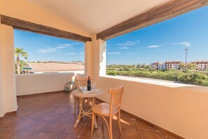 Outdoor dining - Il Borgo 20/9 700m From The Beach, Porto San Paolo, Italy (Porto San Paolo)