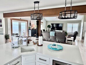 Smart-tv, pejs, dvd-afspiller, bordtennisbord