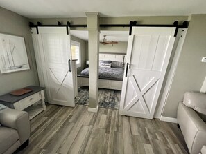 4 habitaciones, tabla de planchar con plancha y cuna de viaje 