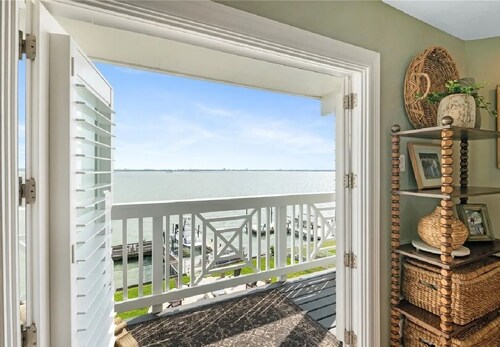 3 Story Custom Waterfront Home • Private Dock • Kayaks • 2 masters • Fishing 