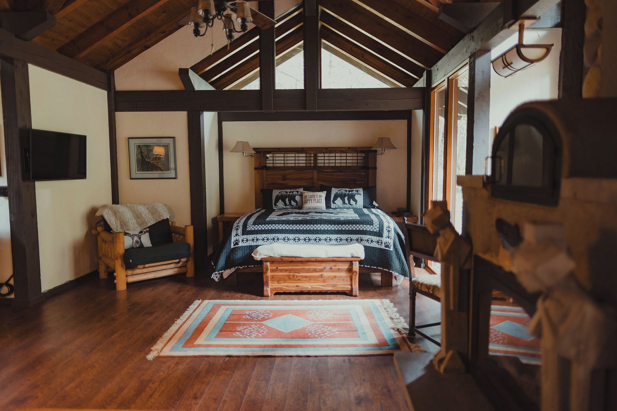 2 makuuhuonetta, työpöytä, Wi-Fi, vuodevaatteet