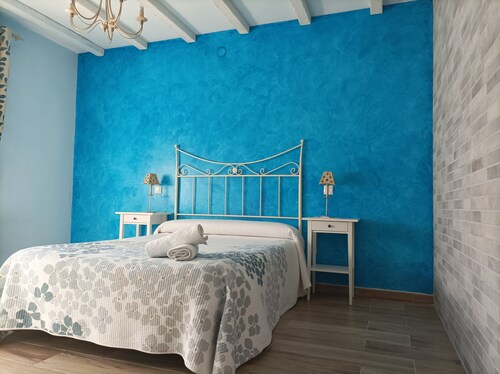 House with large garden and fireplace, ideal for families, pet friendly.