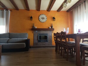 TV, fireplace - House with large garden and fireplace, ideal for families, pet friendly. (Narros de Cuéllar)
