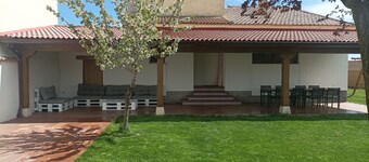 House with large garden and fireplace, ideal for families, pet friendly.