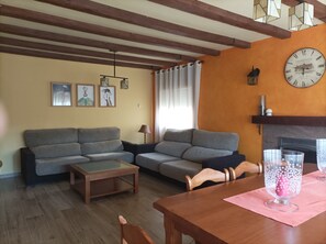 Una televisión, una chimenea